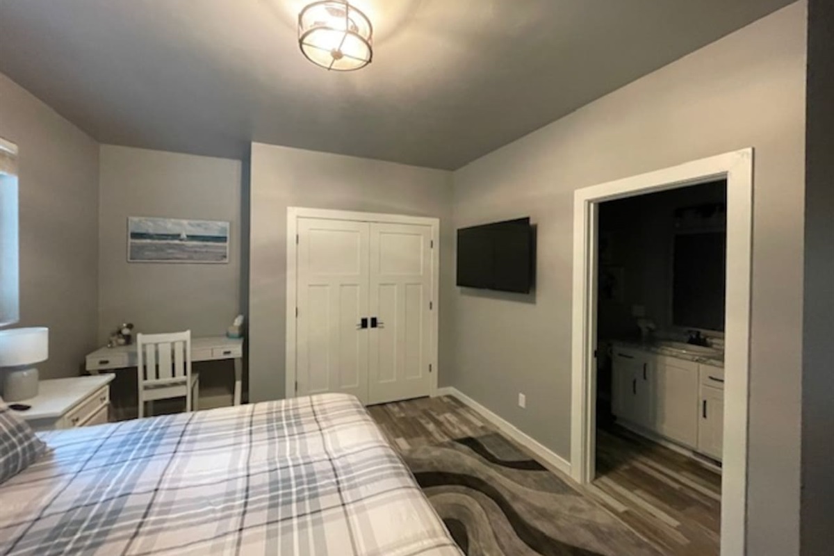 House #2 - Bedroom #1 - 1 king bed, desk, tv, and full bath