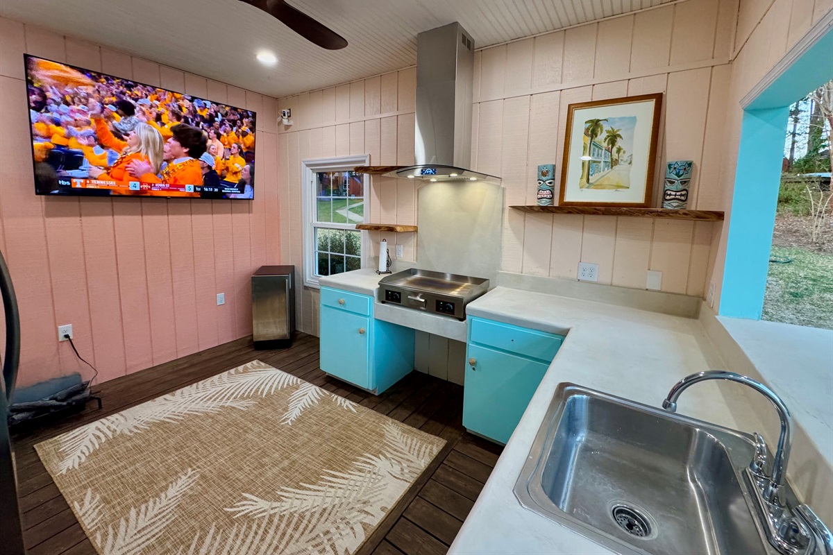 Fully functional exhaust range hood.