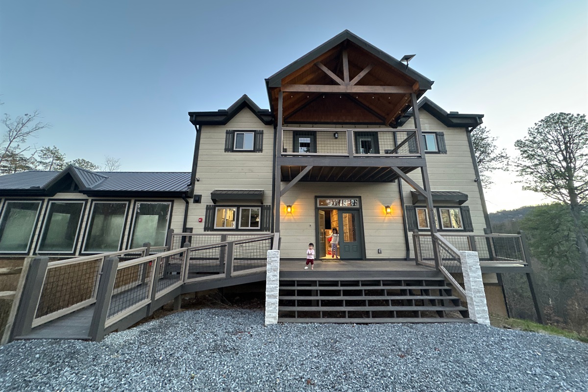 A warm mountain welcome from the moment you arrive. This beautifully crafted retreat blends rustic charm with modern comfort, wrapped in peaceful views and made for gathering, unwinding, and settling into mountain life.