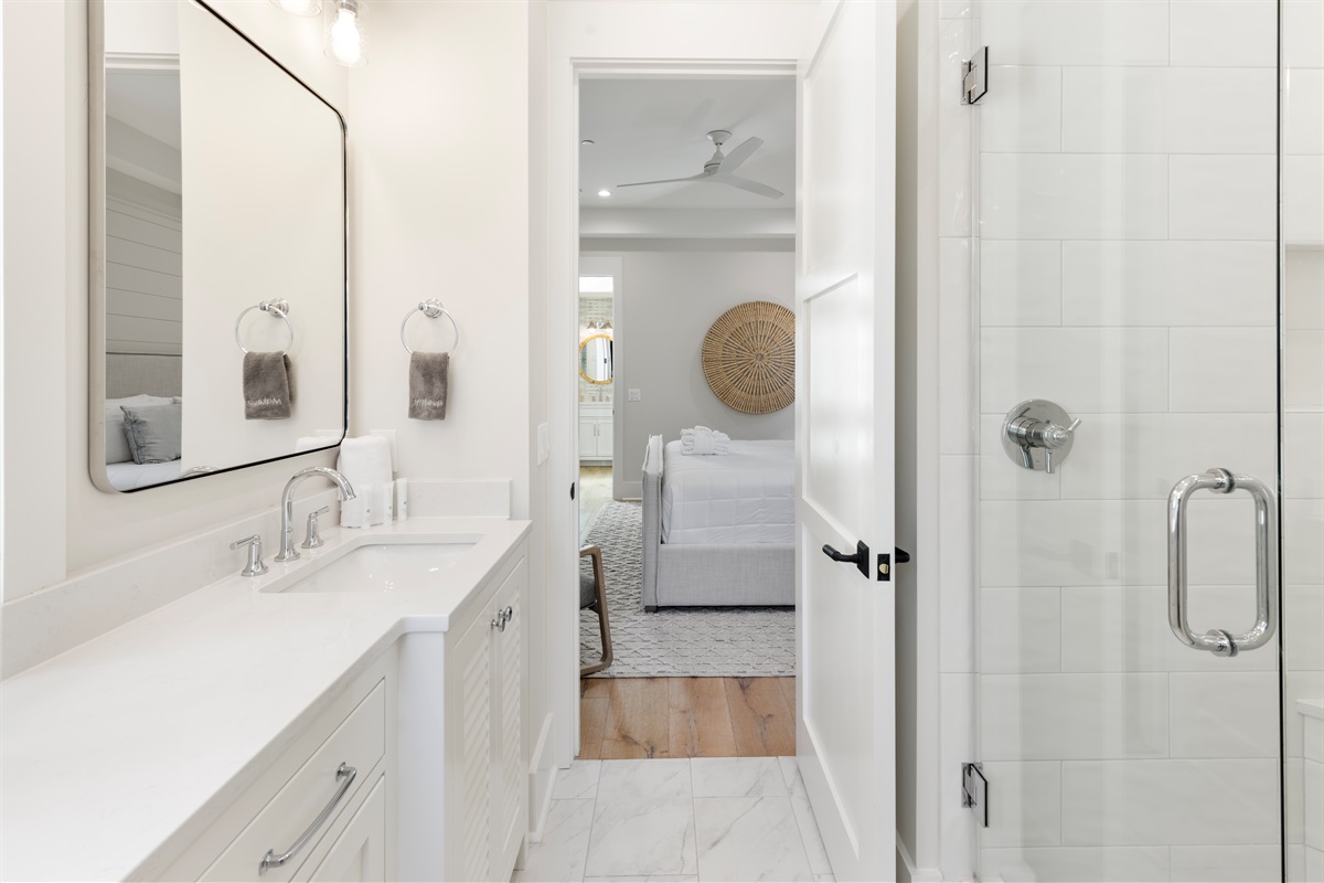 Full En Suite Bathroom (1st Floor)