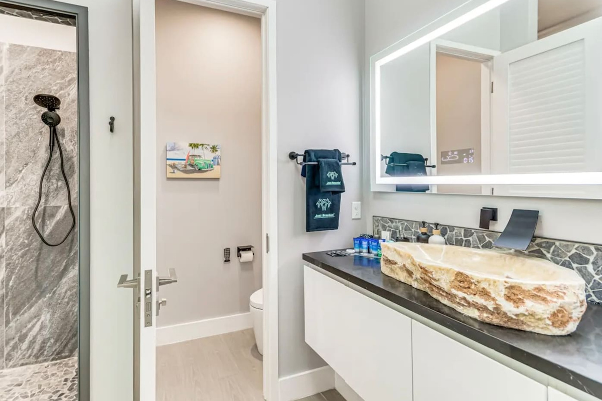 3rd floor hall bath