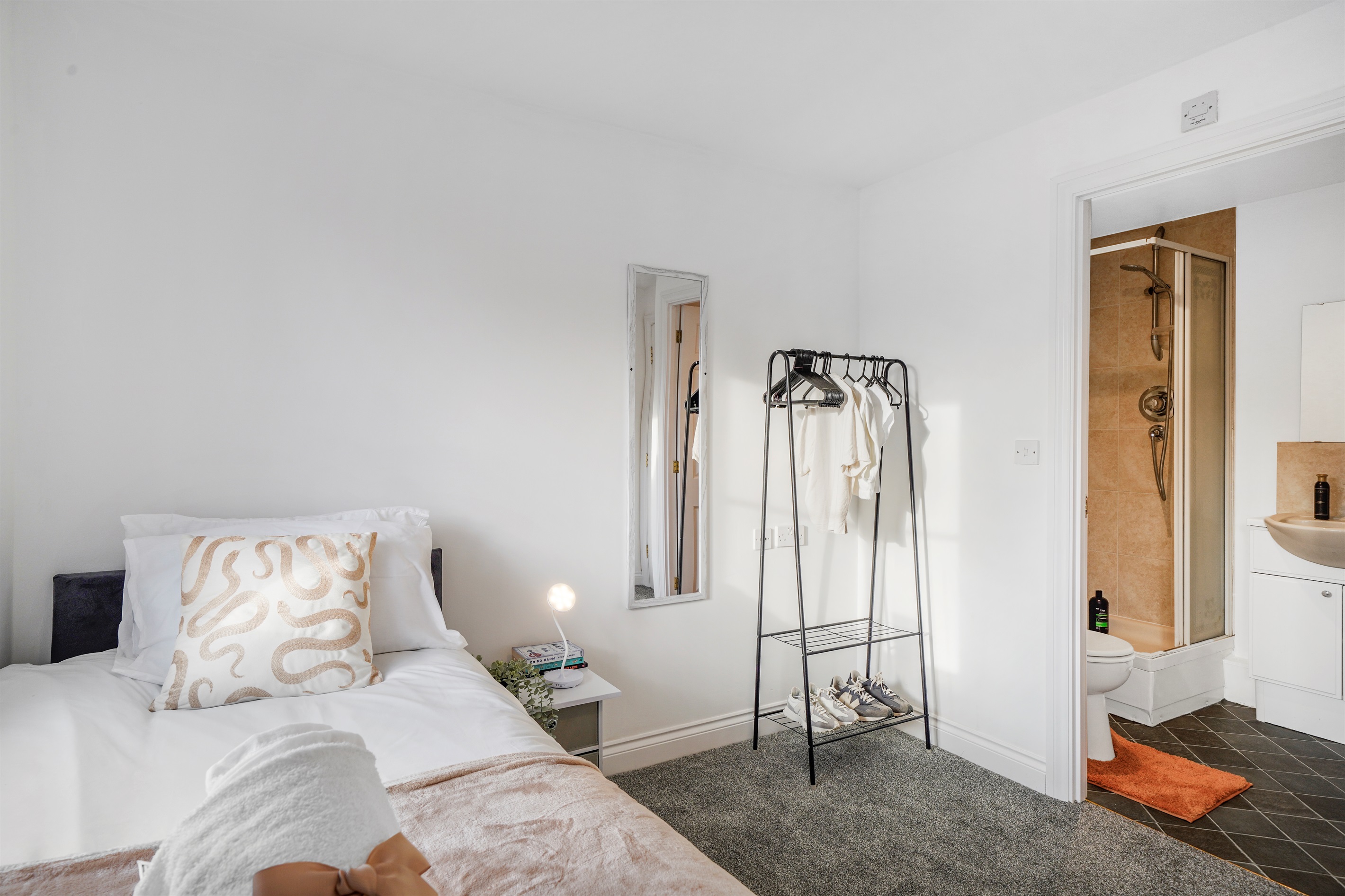 [Memory Foam Mattress with En-suite shower]