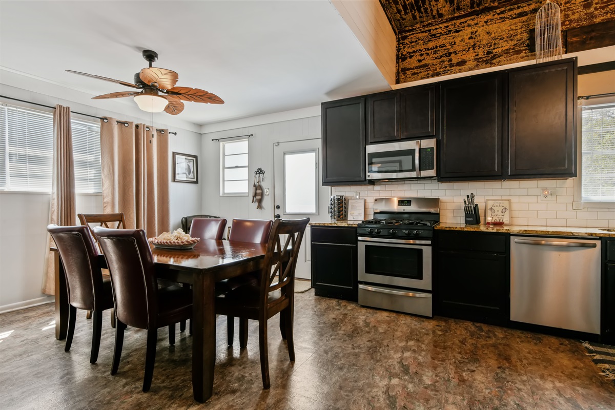 Dining area in kitchen.