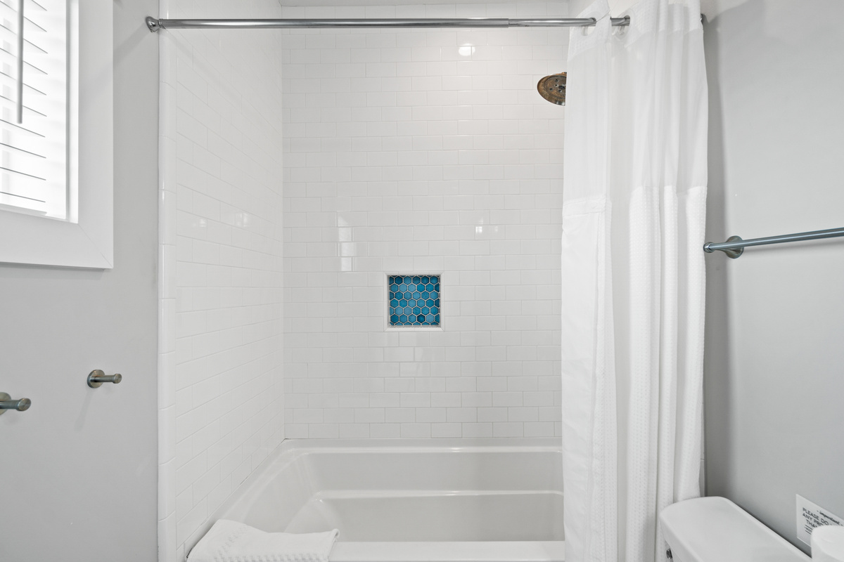 Shared Bathroom 1st Level wiht Bathtub