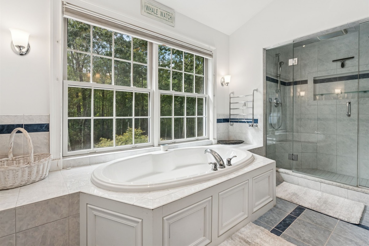 Full bath en-suite Bedroom #2