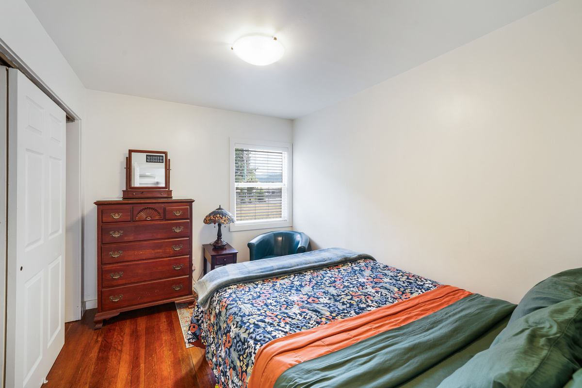 Queen-size bed in the middle room.