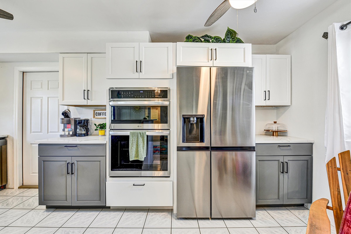 Kitchen, fully stocked with cooking/eating/drinking utensils