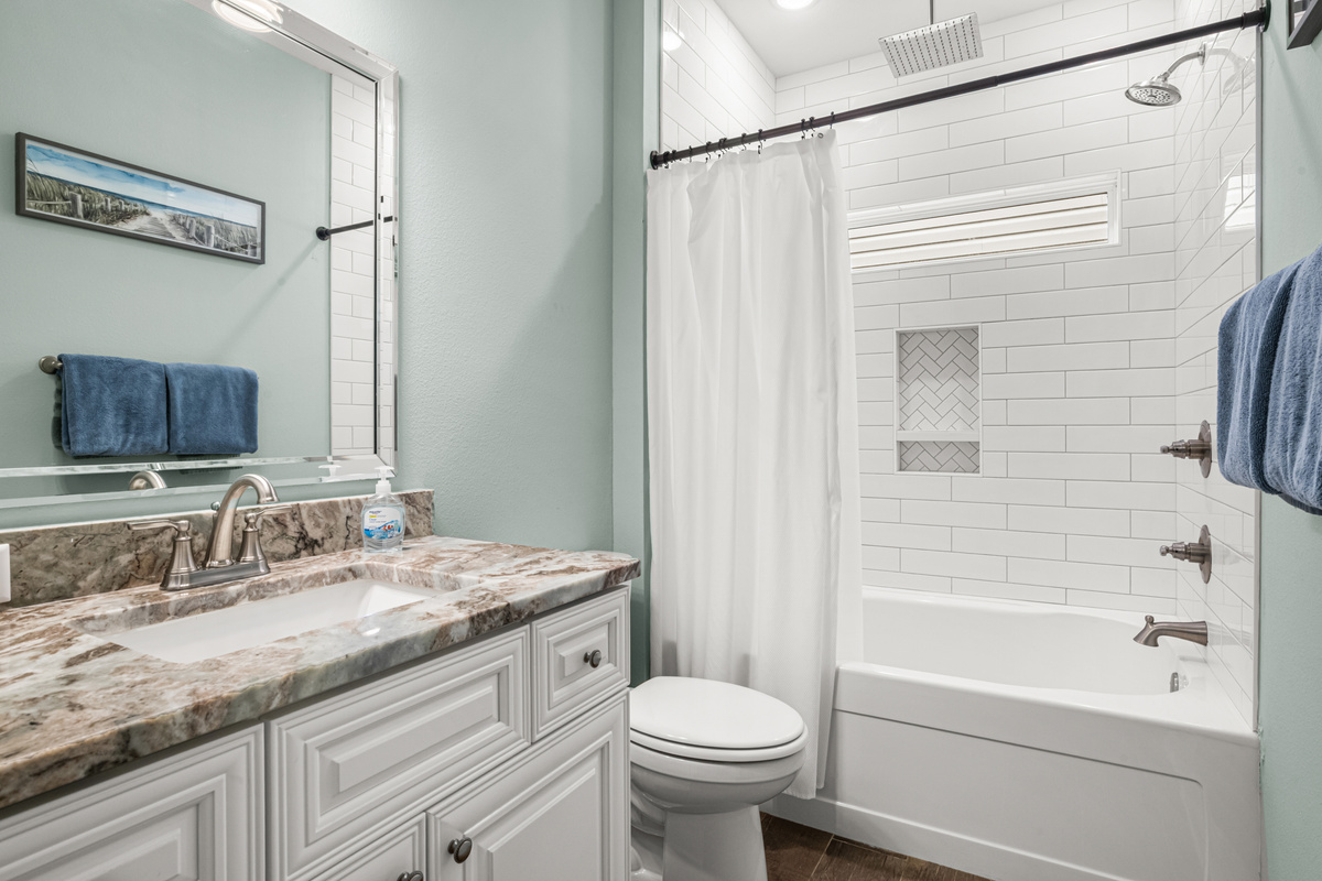 Fully bath with towels provided