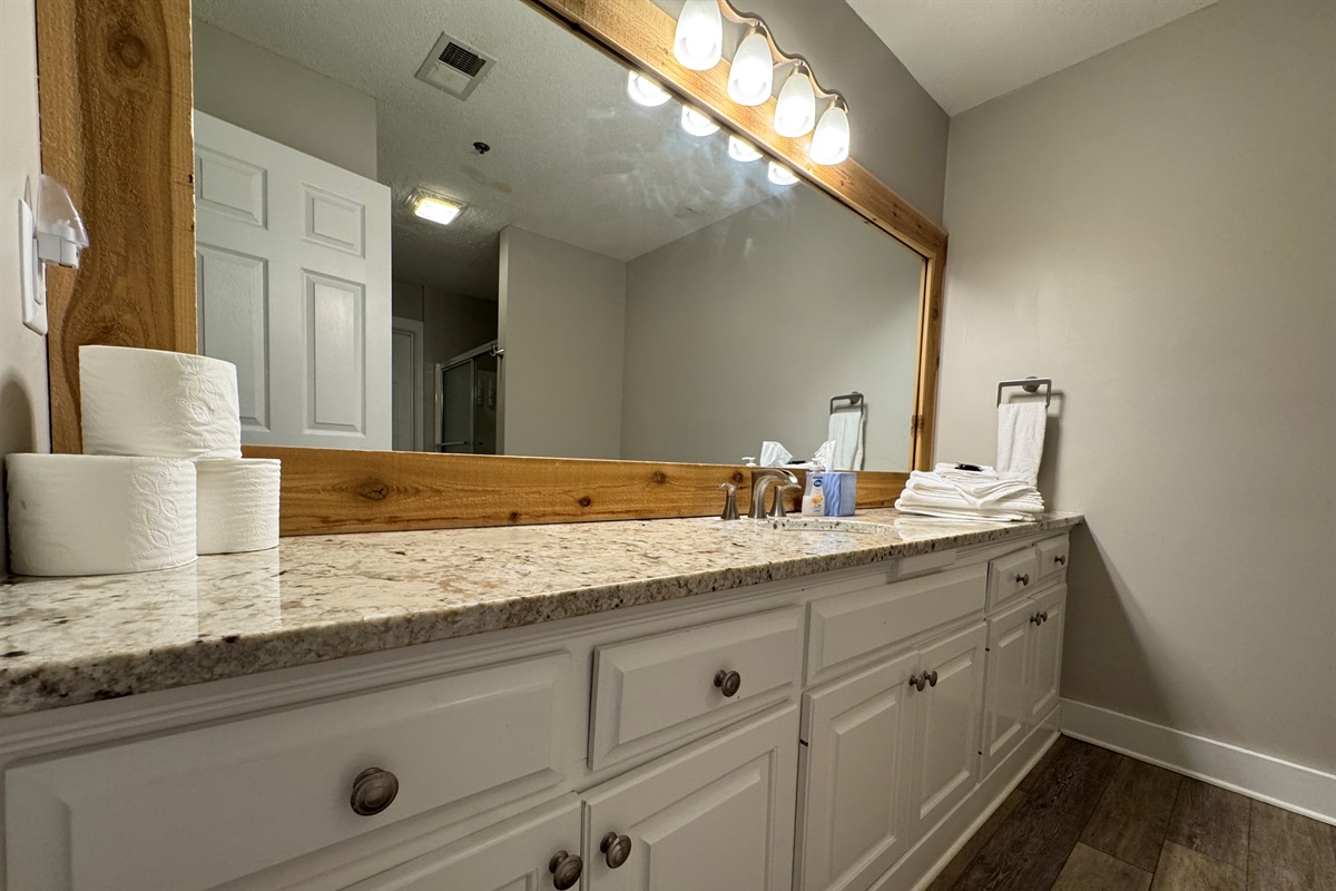 🧼 Large granite vanity with bright lighting—perfect for getting ready or winding down.