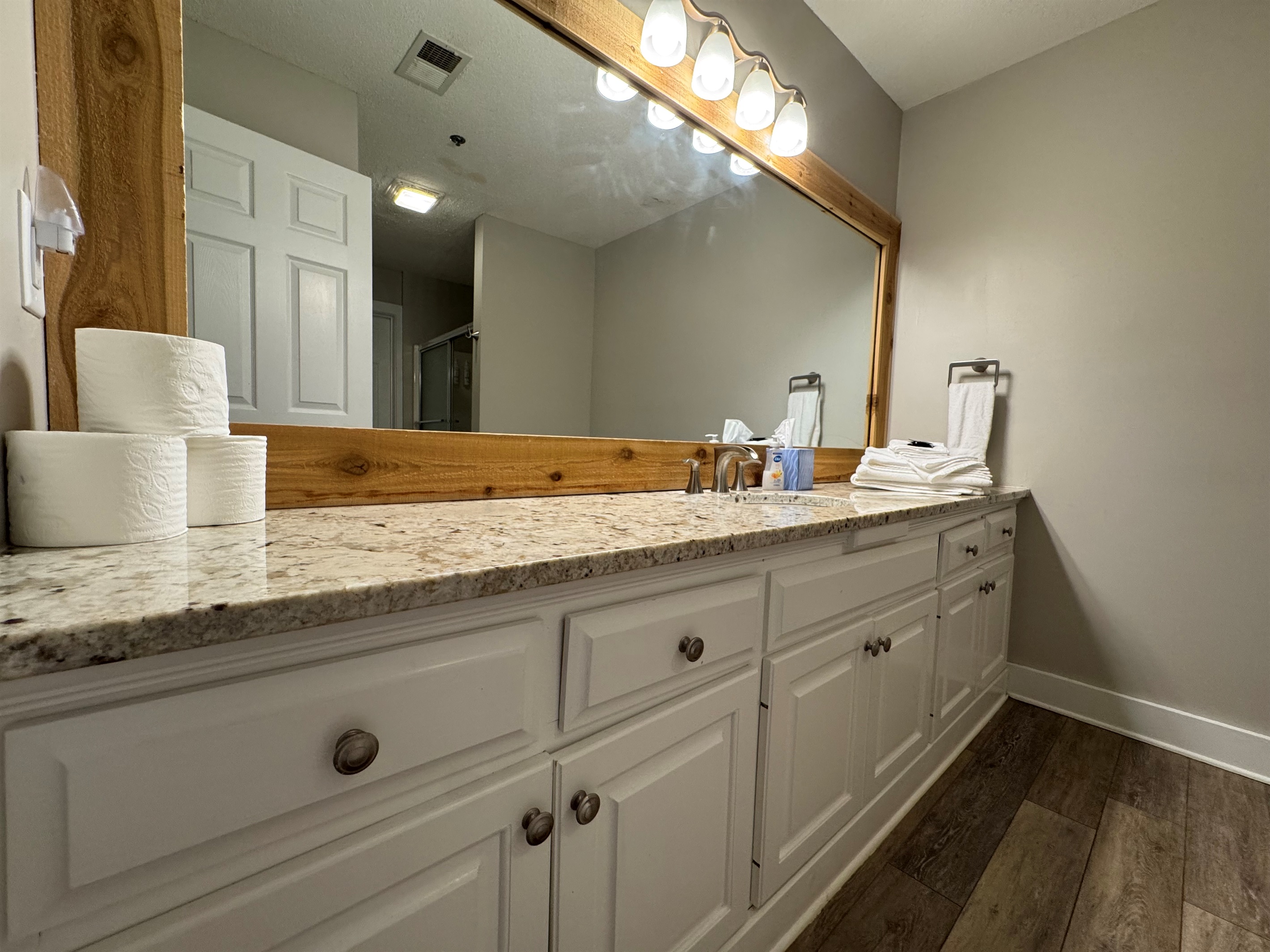 🧼 Large granite vanity with bright lighting—perfect for getting ready or winding down.