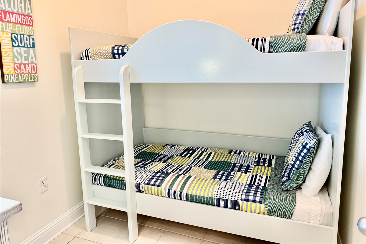 Precious coastal bunk room for the kiddos!