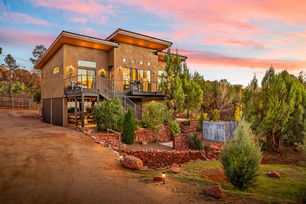 An elevated Sedona retreat with modern Southwest design, private outdoor spaces, and sweeping red-rock surroundings that set the tone the moment you arrive.
