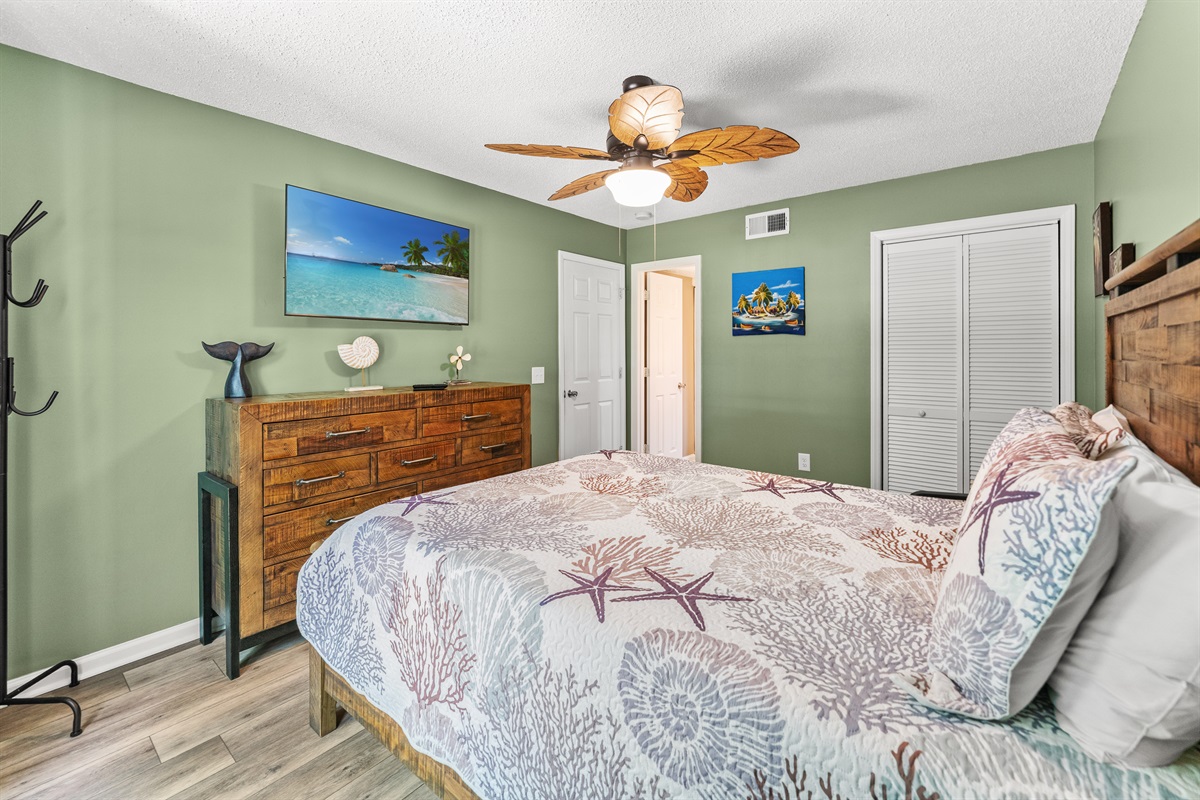 Queen bed in spacious 2nd  bedroom