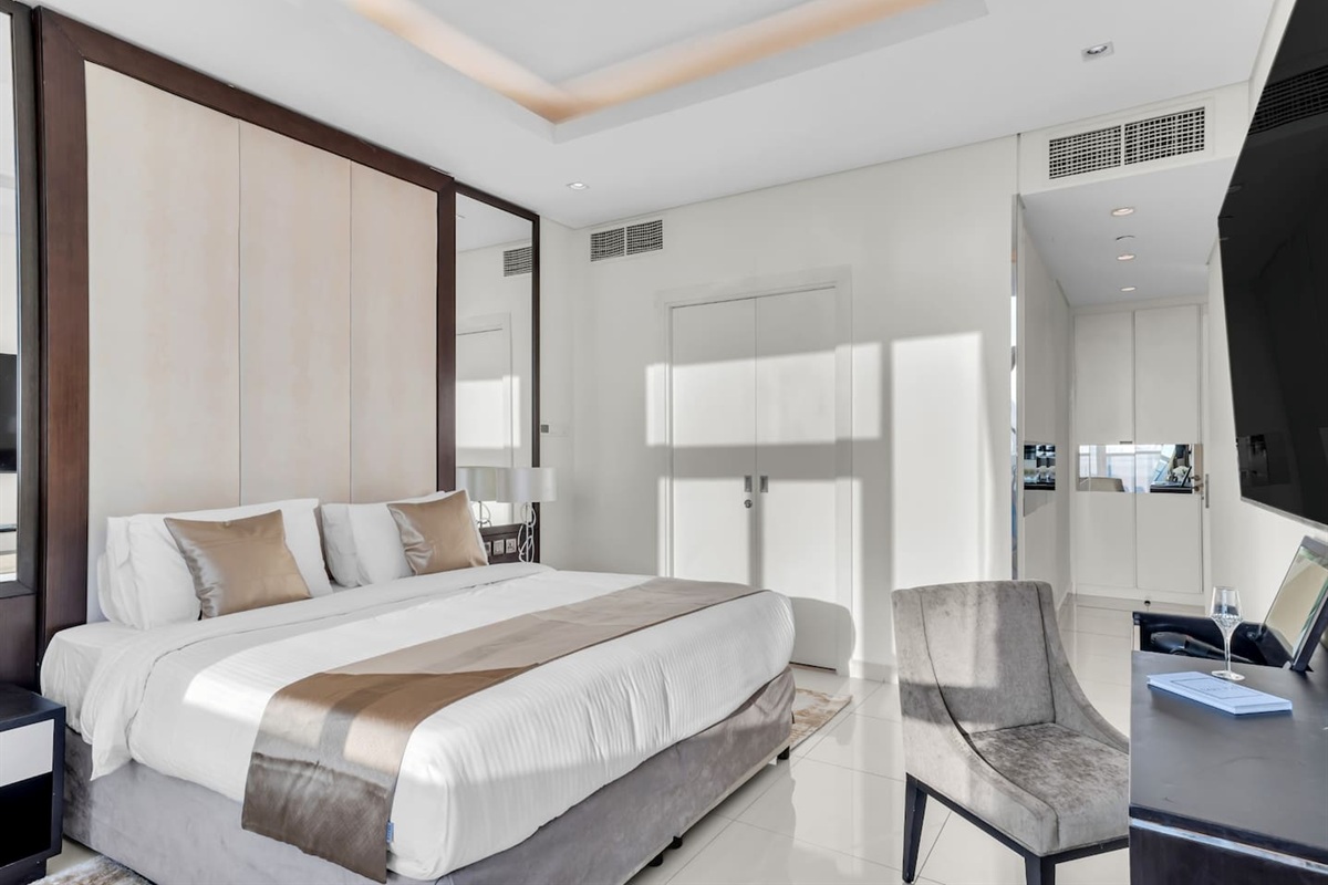 Bedroom with en-suite bathroom and panoramic view