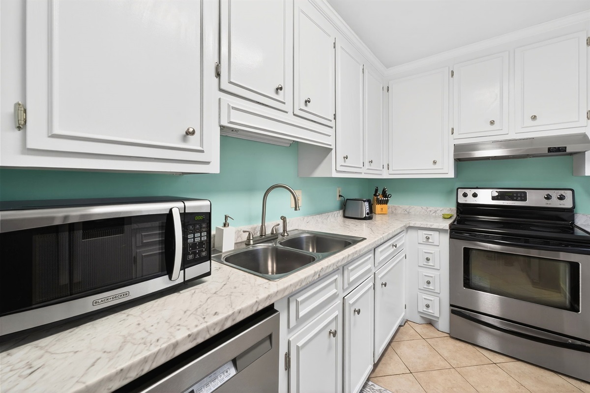 Kitchen | Seaside Cottage | IOP Escapes | 31 Twin Oaks, Isle of Palms, SC