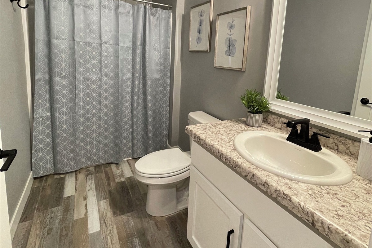 House 2 - bedroom 4 en-suite bathroom