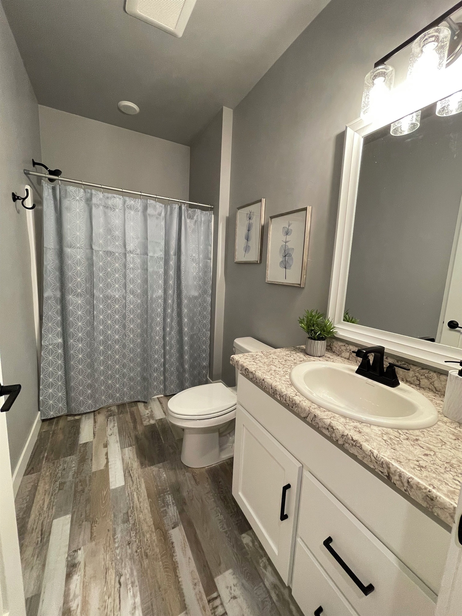 House 2 - bedroom 4 en-suite bathroom