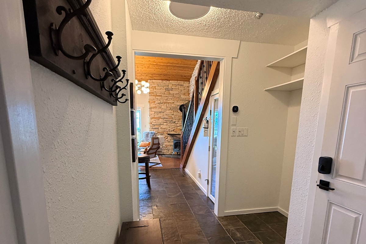 Easy Access Hooks: The open entryway/mudroom offers convenient hooks and bench seating near the front door, making it easy to gear up for a day of adventure on the mountain.