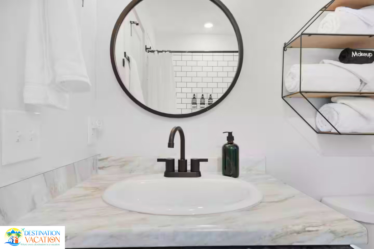Simple elegance makes this bathroom feel fresh and inviting.