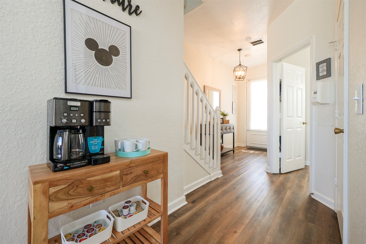 Start strong, end cozy. Our foyer coffee cart keeps mornings effortless—fresh brew, pods, and plenty of cups right where you need them. Plan rides on the way out, then cap the night with cocoa after fireworks. Thoughtful, family-friendly and easy. Cheers!!