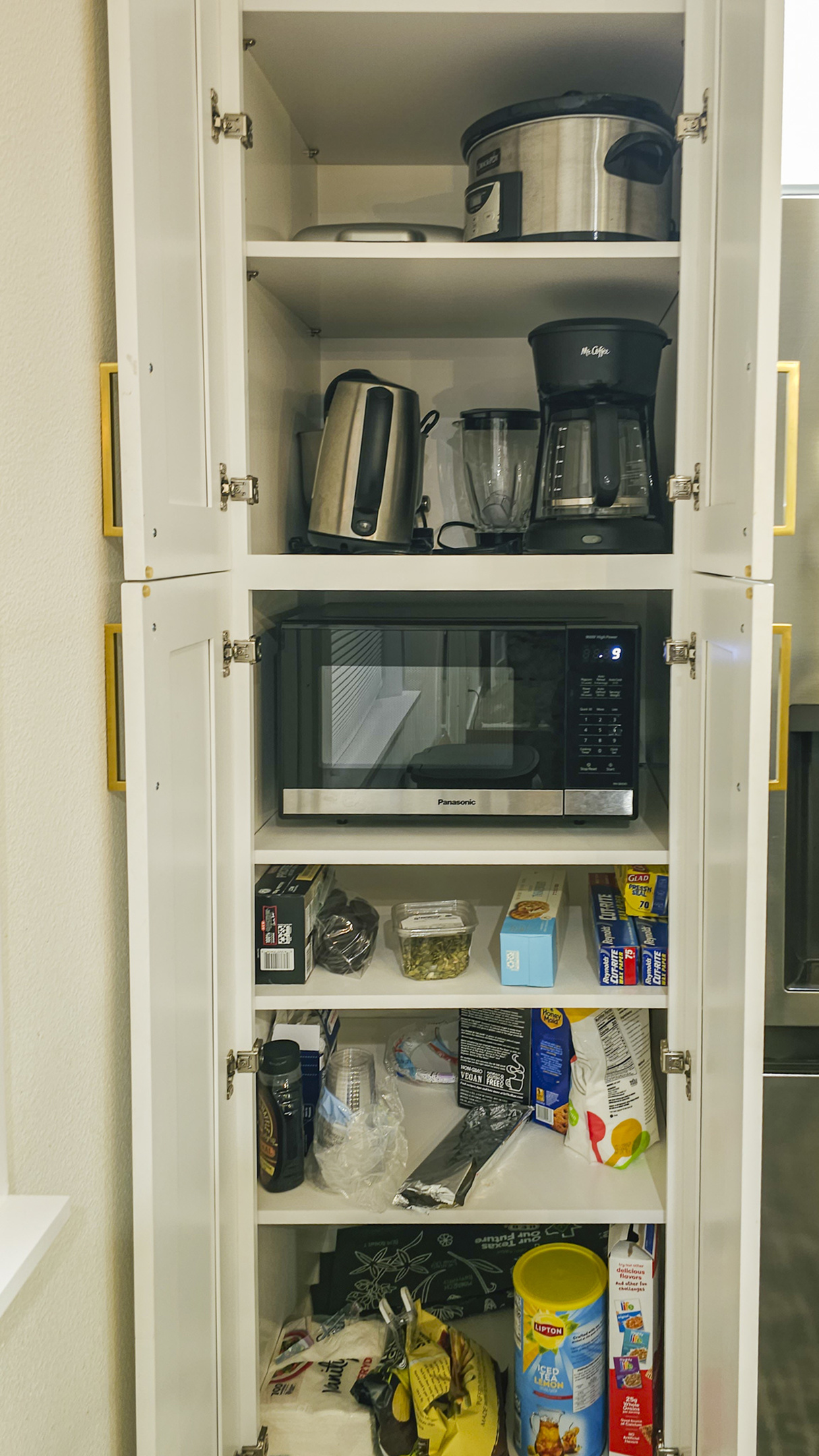 Fully stocked with modern appliances to whip up your favorite meals!