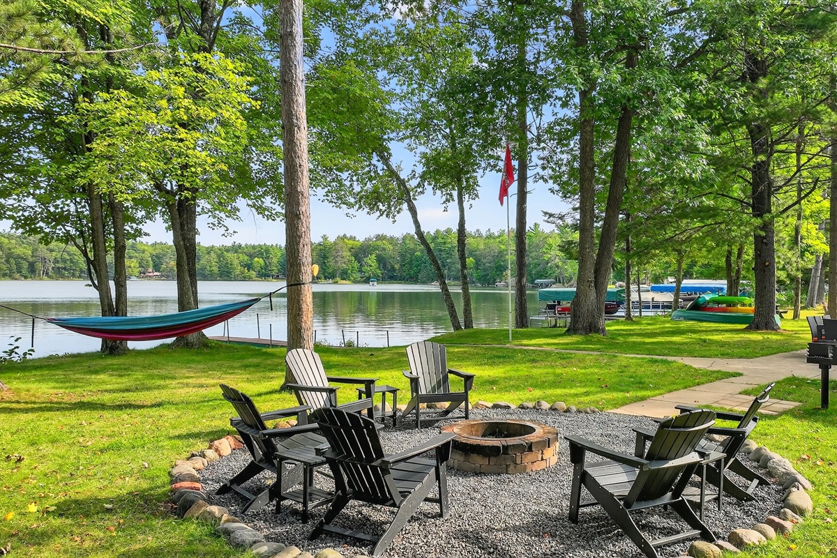 Gather around the lakeside fire pit for s'mores, stories, and starlit nights. A true highlight of lake living! 
