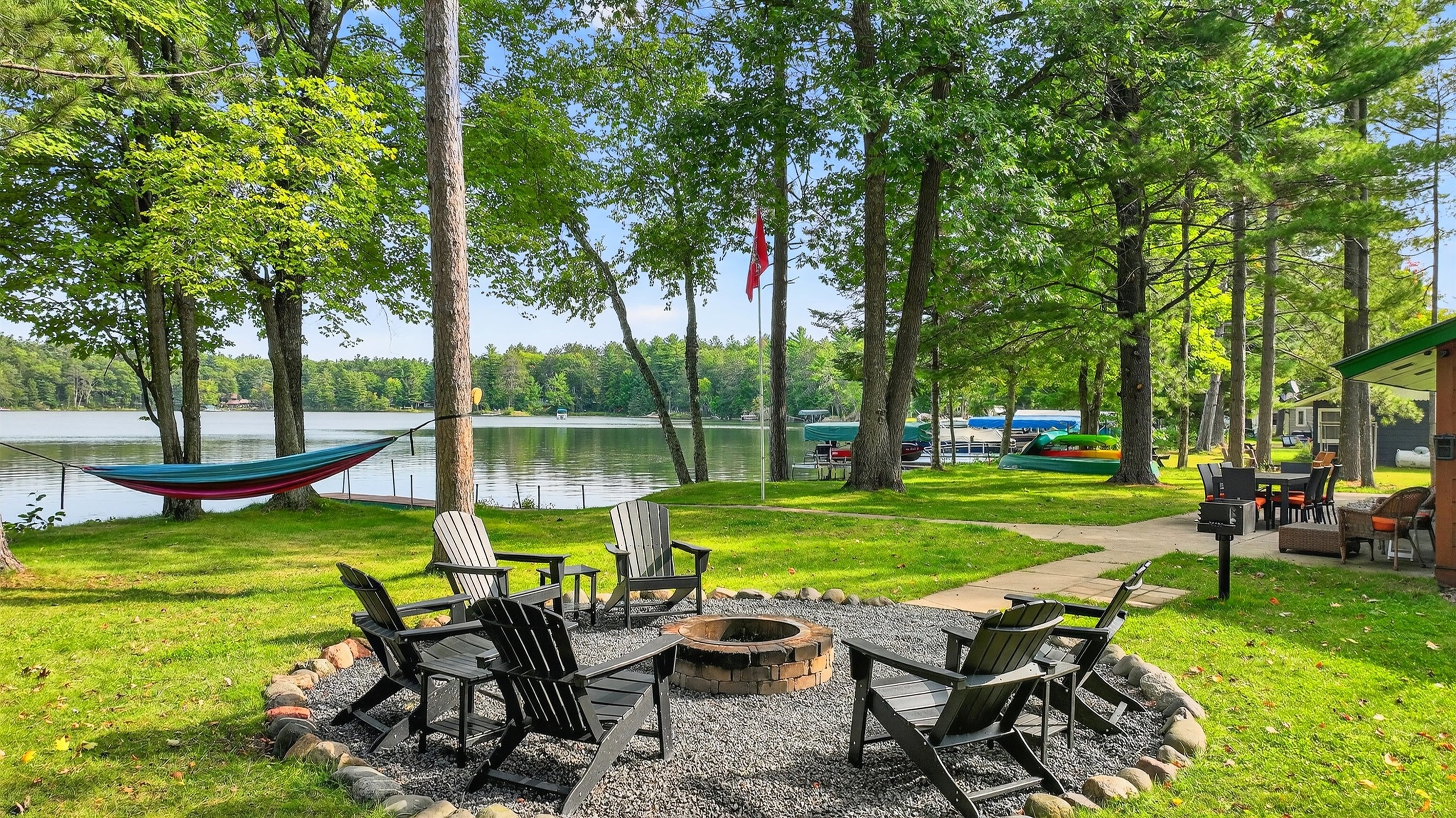Gather around the lakeside fire pit for s'mores, stories, and starlit nights. A true highlight of lake living! 