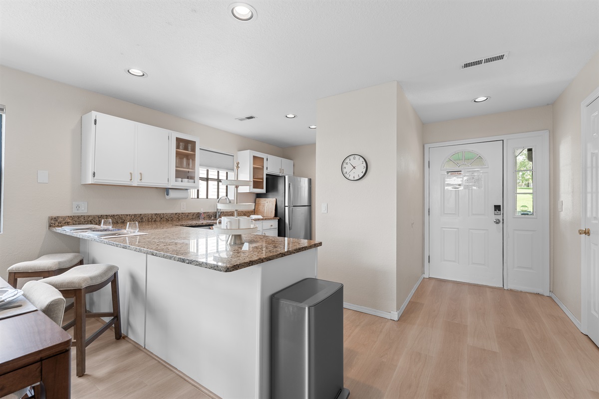 🚪 Entryway opens directly into your inviting living space—no stairs, no hassle, just immediate comfort and convenience.