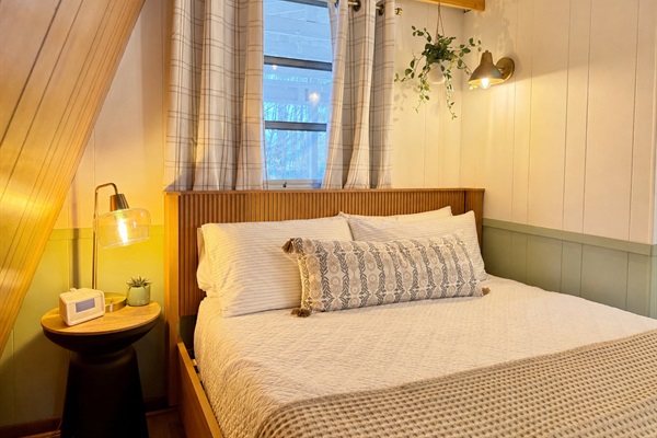 Main Level Bedroom - Queen Bed