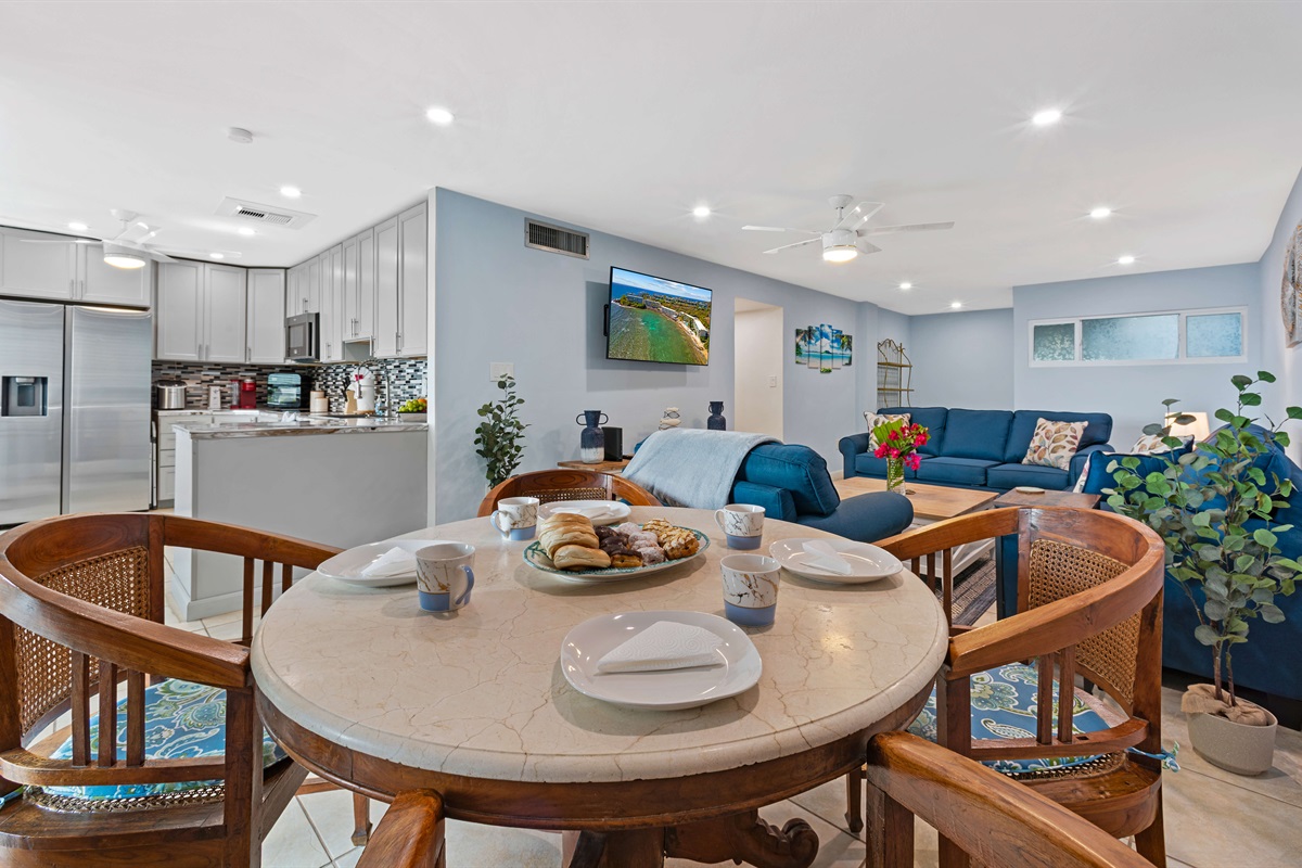 Table for 6 in the dining room