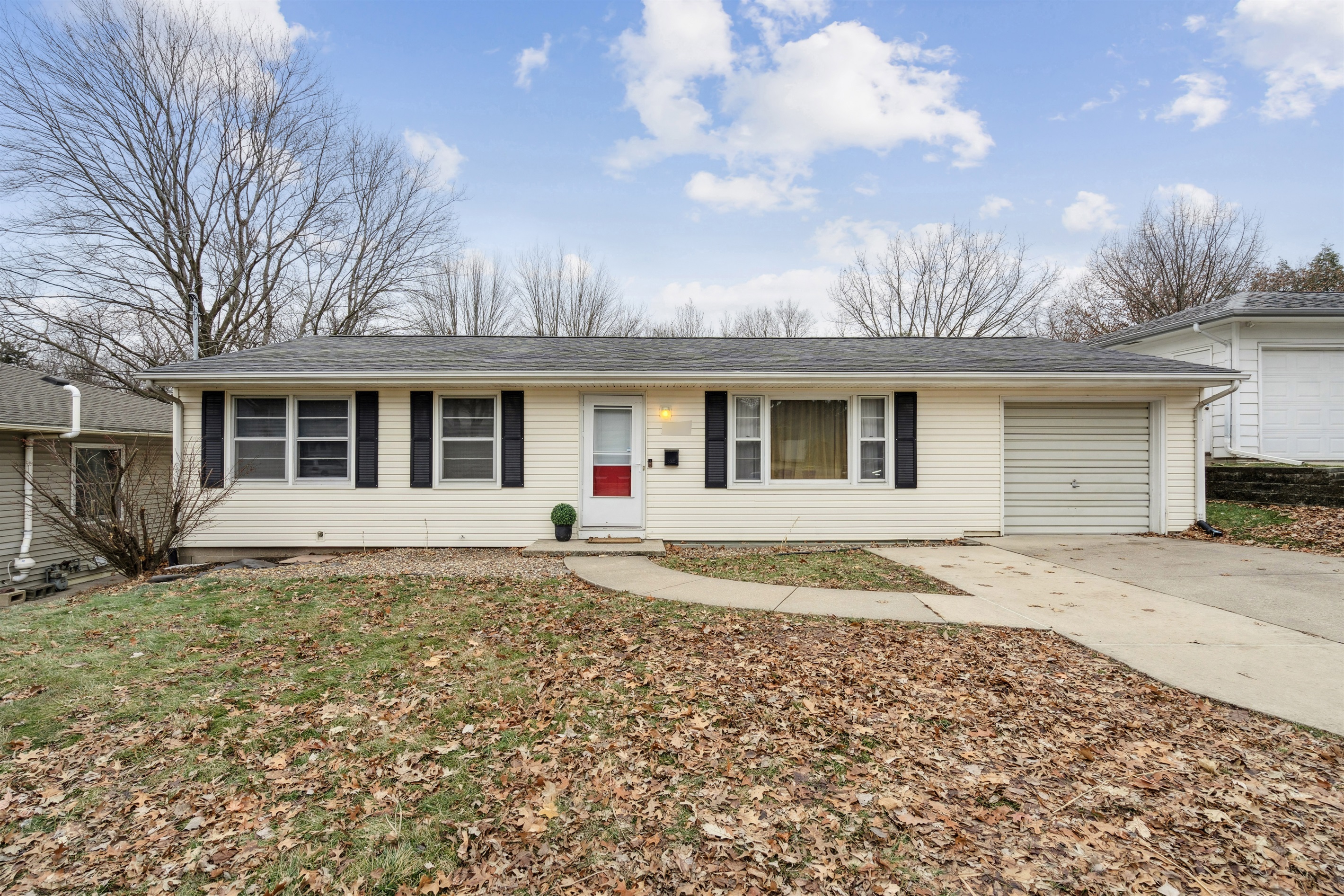 3 Blocks from Kinnick, U of I campus and hospitals.