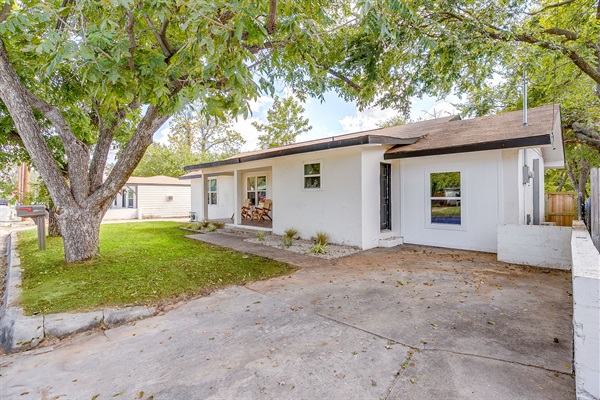 Additional driveway on the side of the house for overflow parking