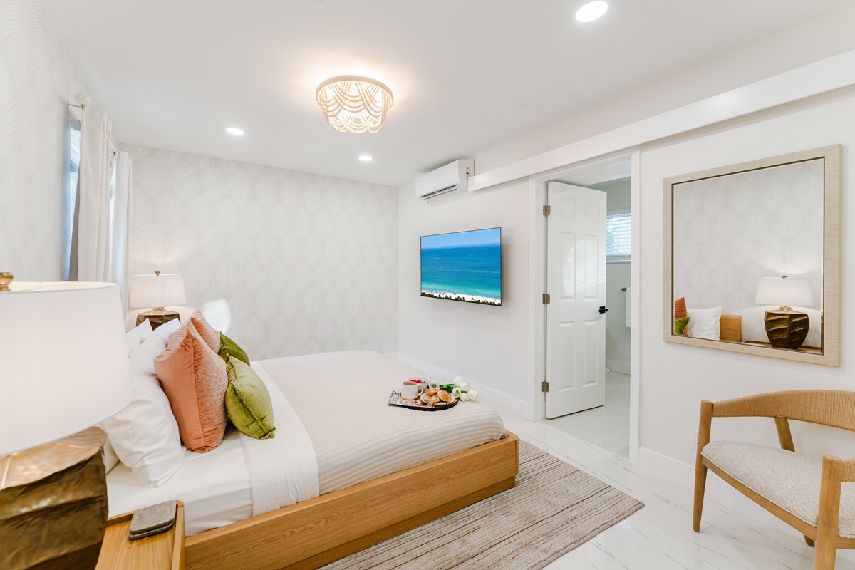 Primary king suite designed for rest and privacy, featuring fresh cotton linens, a Smart TV, and serene Palm Beach–inspired finishes. Includes a walk-in closet and private en-suite bathroom for a comfortable, hotel-style stay.
