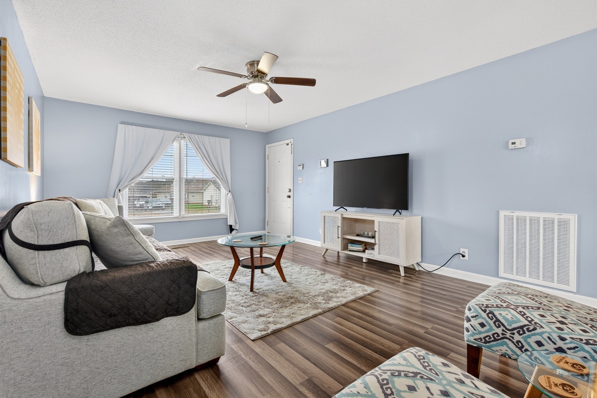 Cozy 3 bedroom 2 bath home offers plenty of room to sleep up to 7. High speed internet, washer and dryer, linens, and all kitchen amenities included. Located just across from Ft. Campbell Army