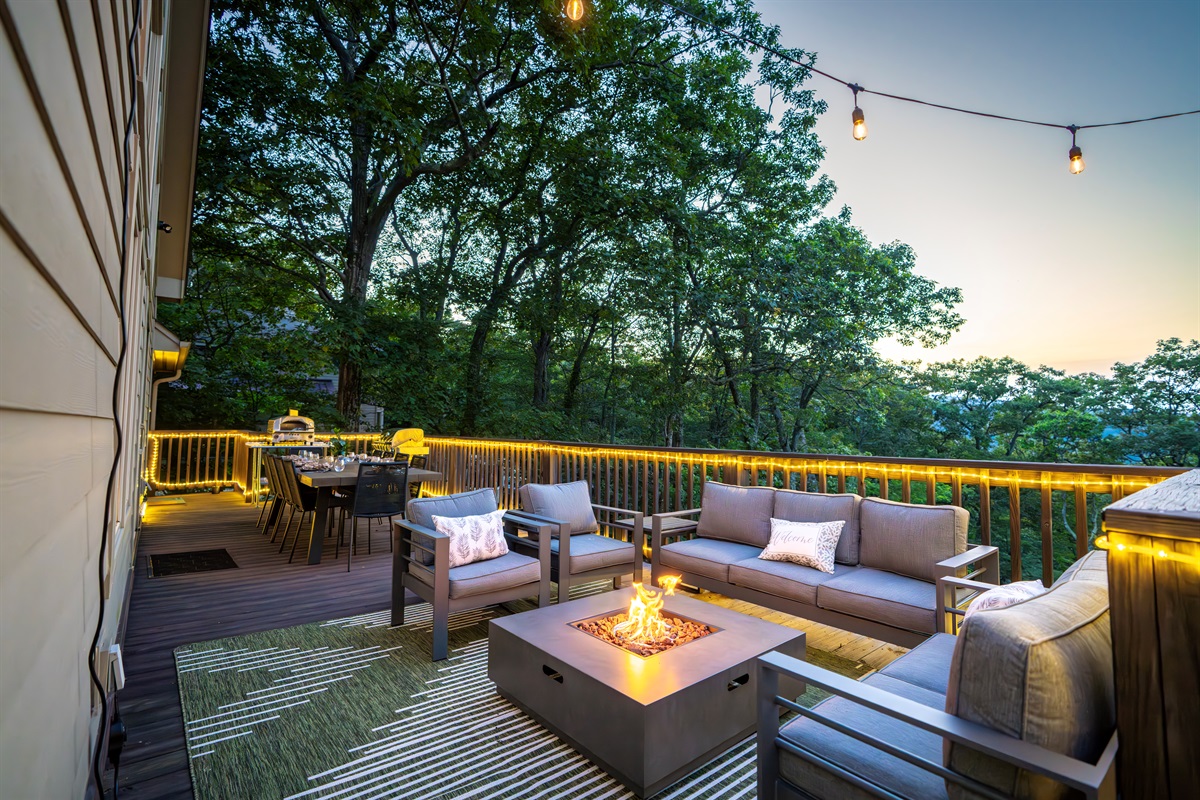Stretch out across two deck zones: s’mores by the fire, or dining al fresco under string lights beside the woodsy canopy