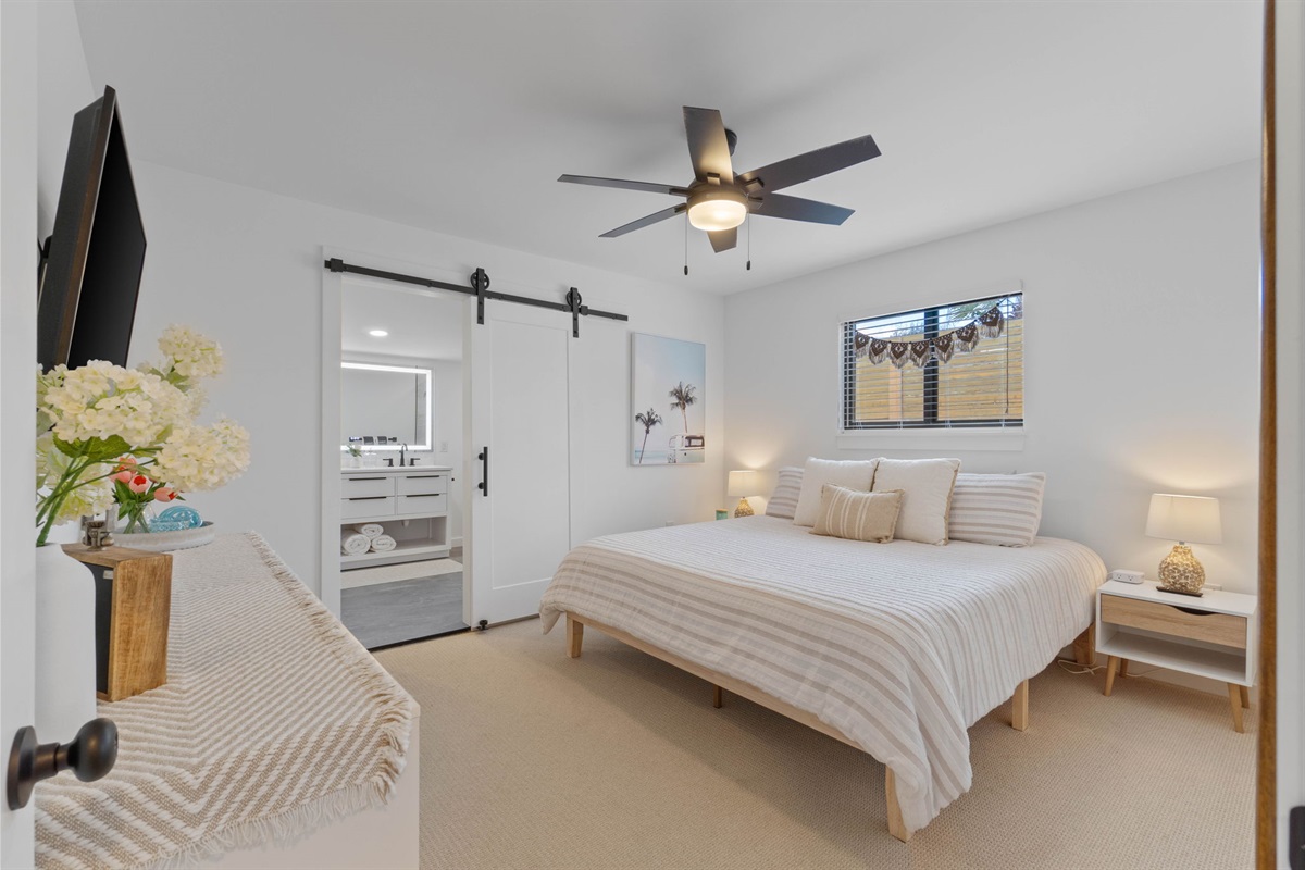 Small Serenity 5's Master Bedroom: King Bed, Private Remodeled Bathroom with walk in shower, soaker tub (sleeps 2)