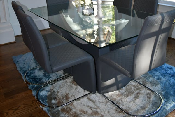 Beautifully illuminated by a chandelier that enhancing the ambiance for special occasions.
Floor-to-ceiling windows offer breathtaking views and flood the area with natural light, creating a seamless connection between indoor and outdoor living 