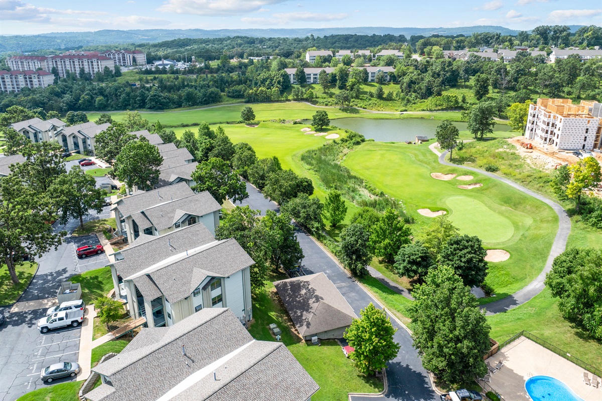 ⛳ Located right on Thousand Hills Golf Course — enjoy easy access to tee times or simply take in the view!