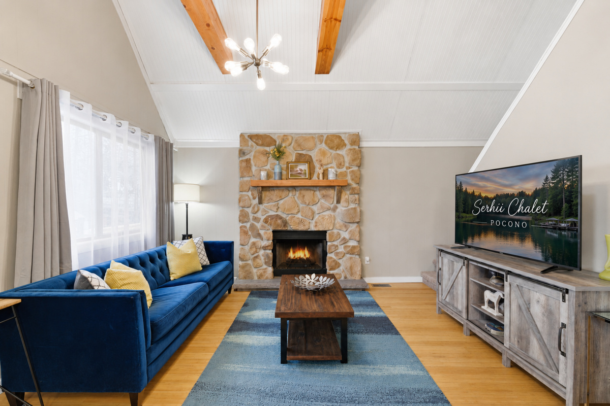 Living room with propane fireplace, Smart TV. Central cool/heat - Serhii Chalet Pocono