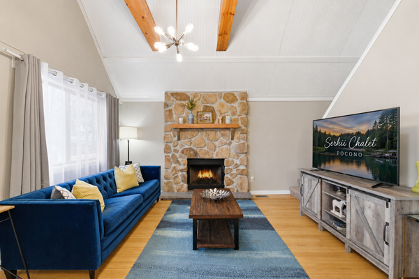 Living room with propane fireplace, Smart TV. Central cool/heat - Serhii Chalet Pocono