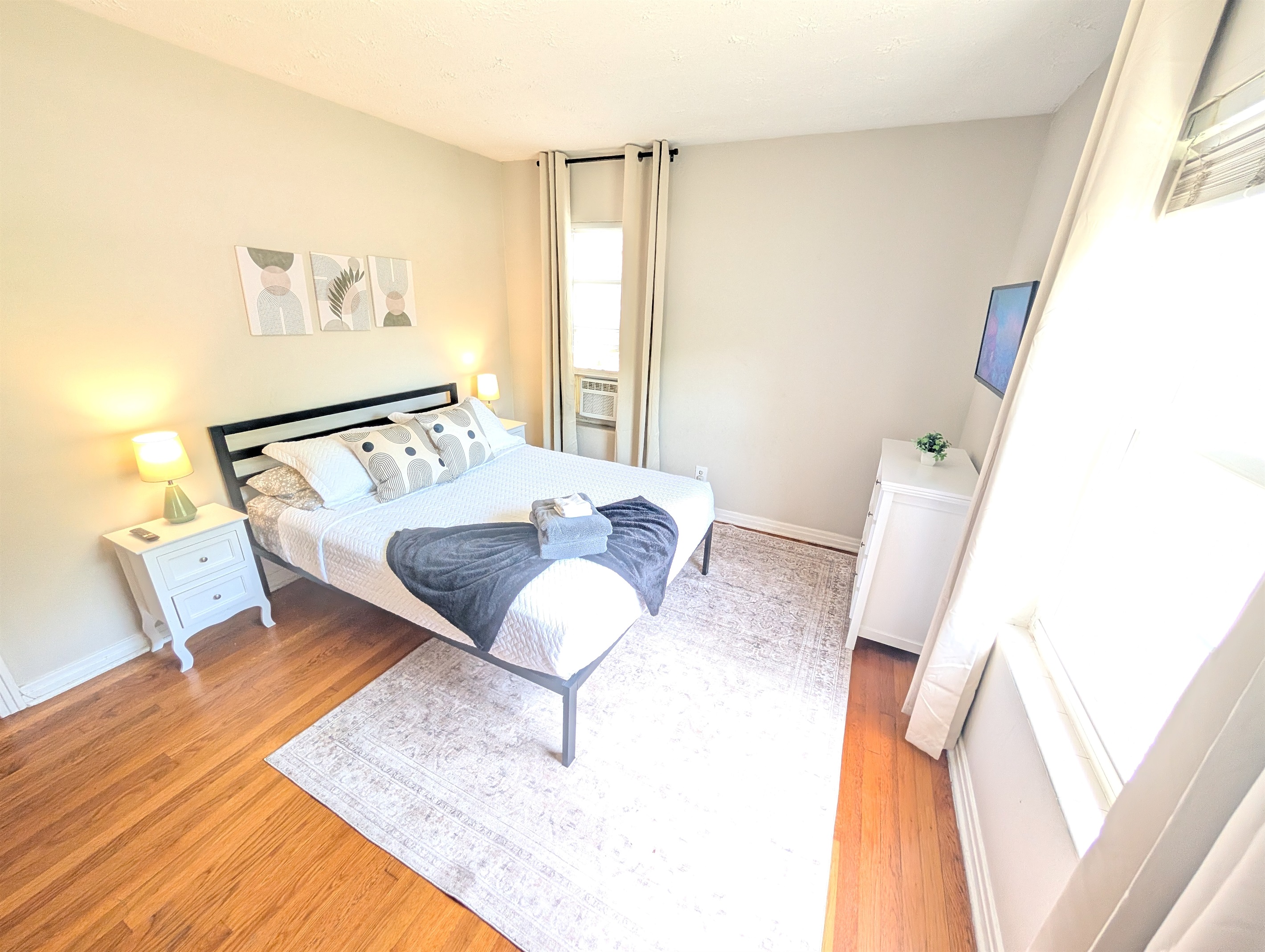 Riverside 2BR w/ Projector Near Five Points 3