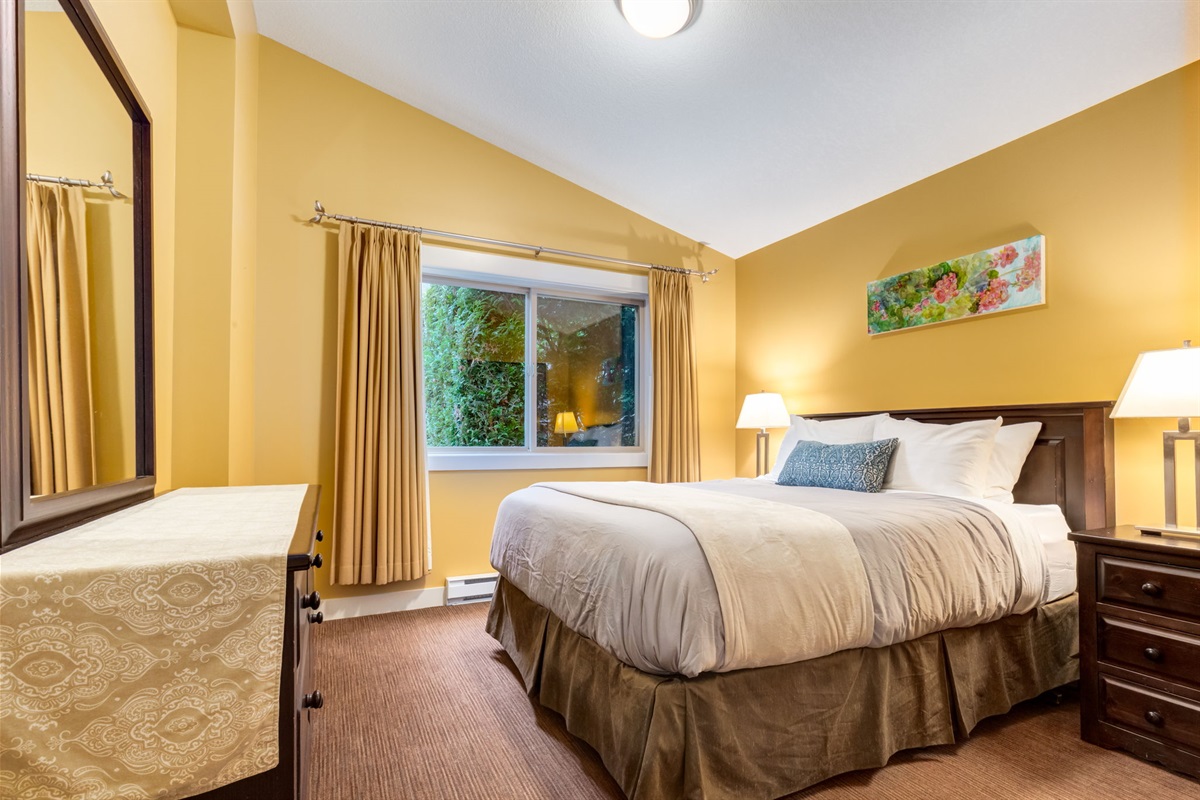 Cozy queen with quality linens