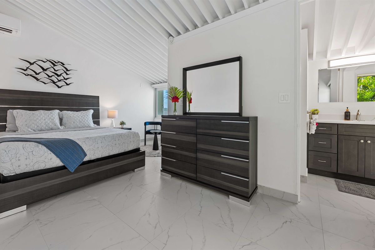 Guest suite with king bed and sitting room