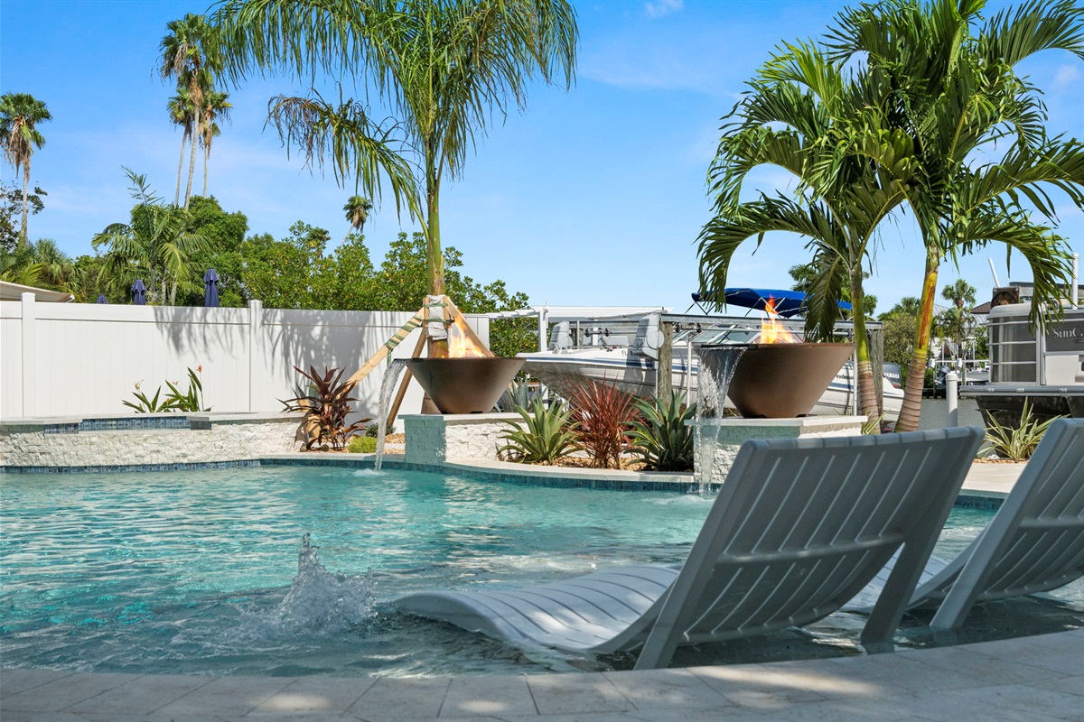 Relax in the pool on the sunshelf!