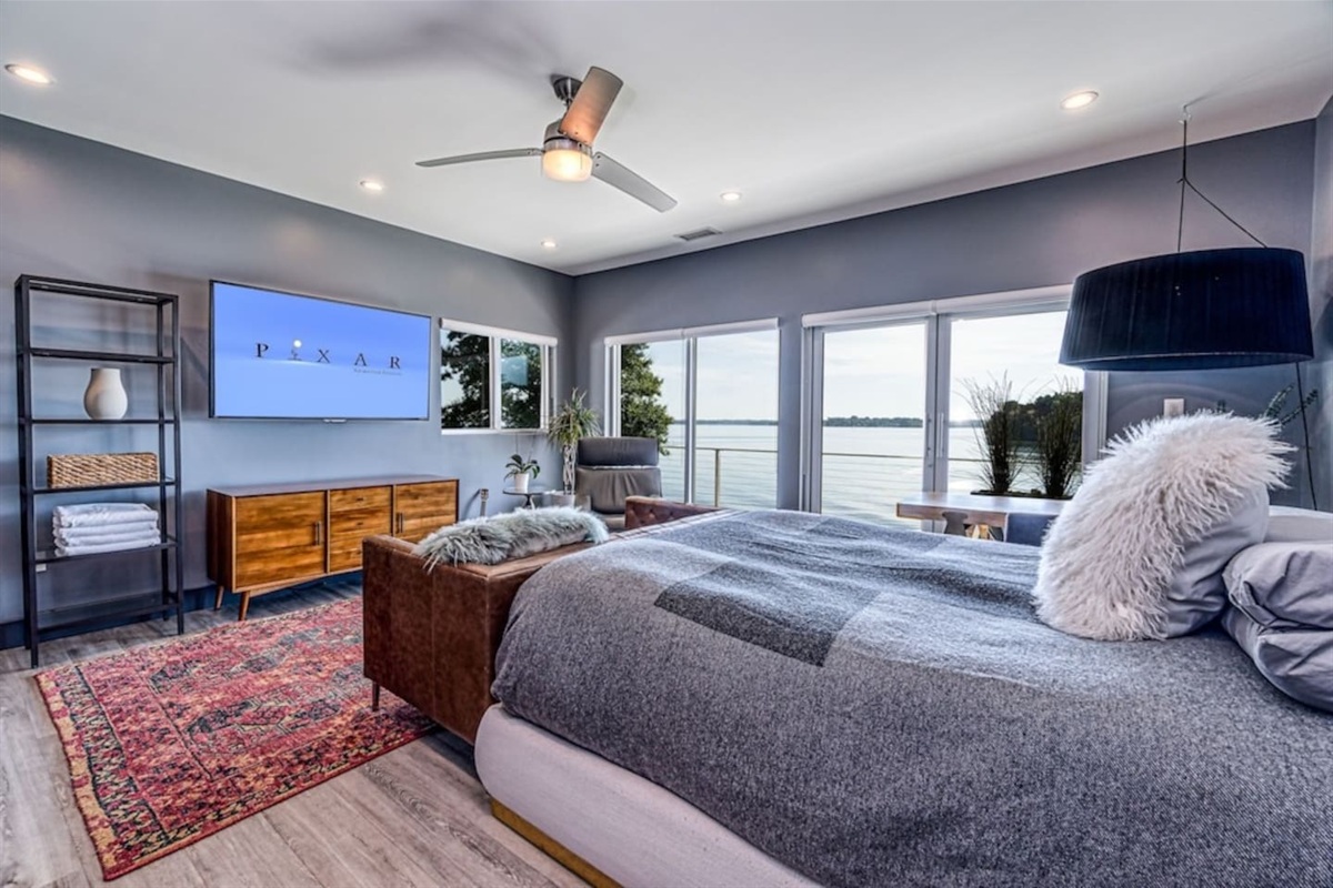 Second floor guest en-suite bedroom with king bed