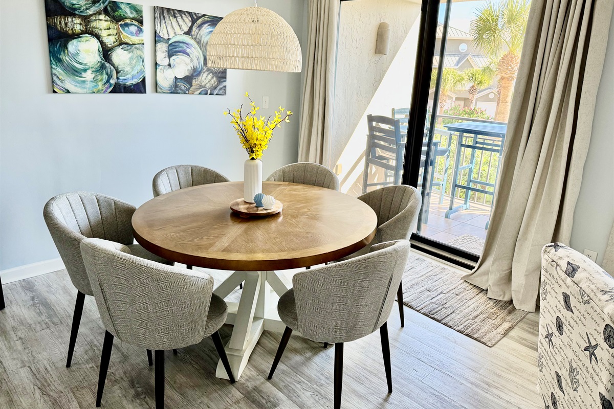 Seating for 6 at the dining table...