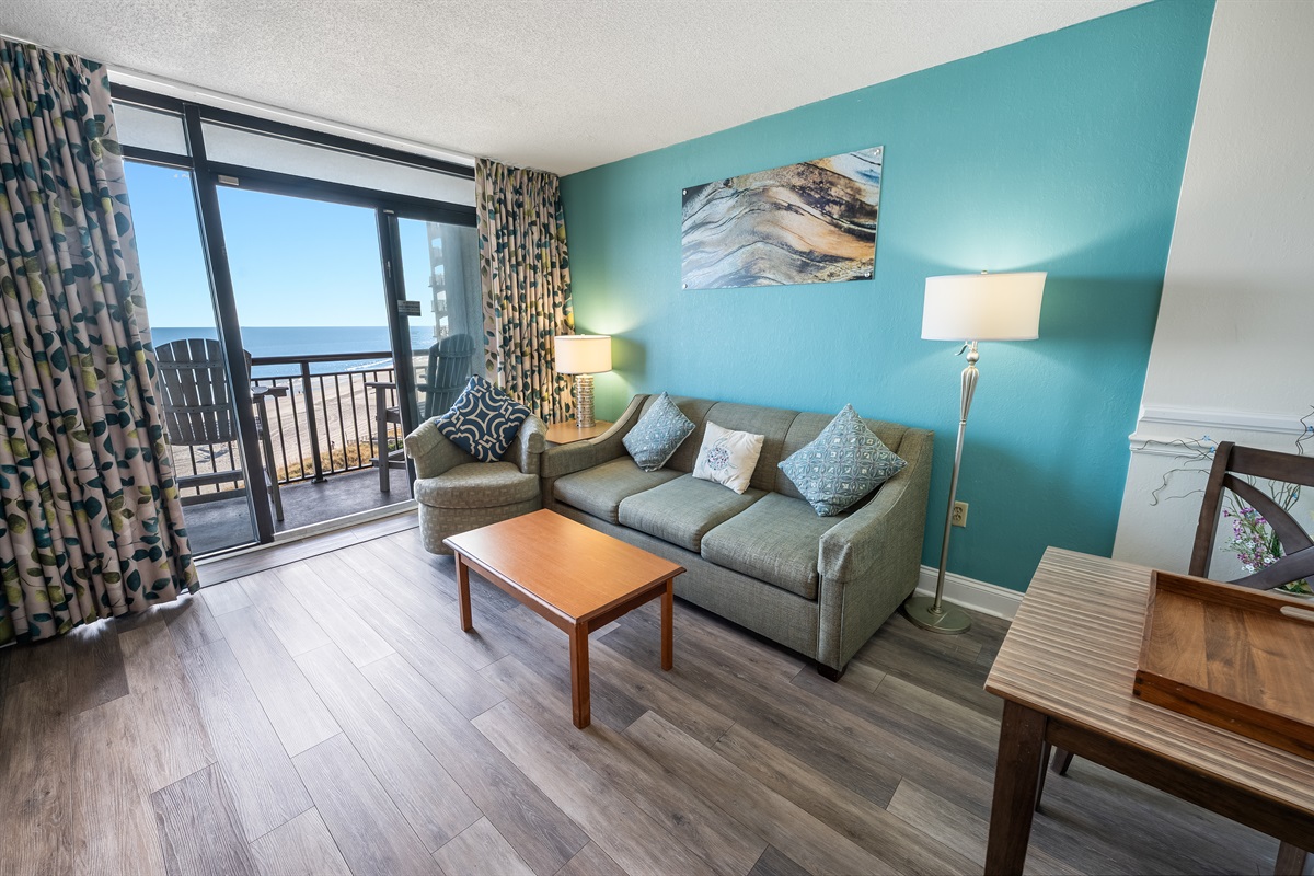 Living Room with Stunning Views🌊☀️