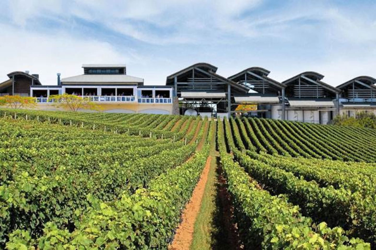 Sirromet Winery is a beautiful location to enjoy an afternoon glass of wine or romantic dinner and is just 15 min drive away from the house. This is also a venue for big name concerts. 