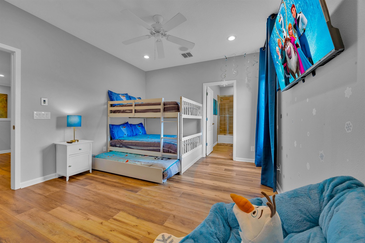 The Olaf bedroom has a bunk bed with trundle for 5 kids, because both beds are full size.
