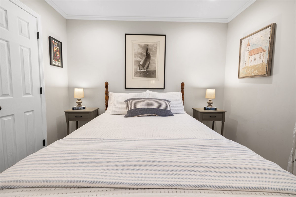 Your comfy Queen retreat